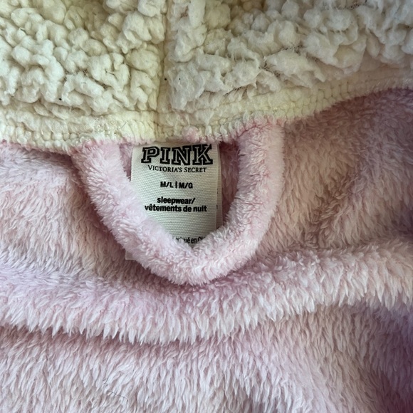 Cozy PINK robe with hood and front pockets. Size M/L - Picture 2 of 6